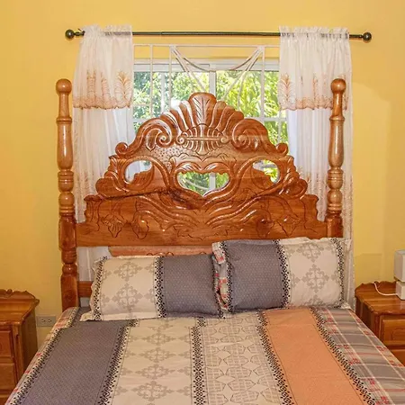 Bev'S Rosevilla-2